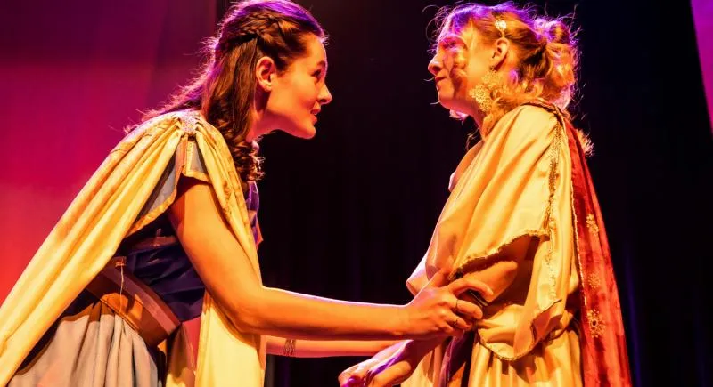 Miłość Antygony: Poświęcenie w imię uczuć i rodzinnych wartości