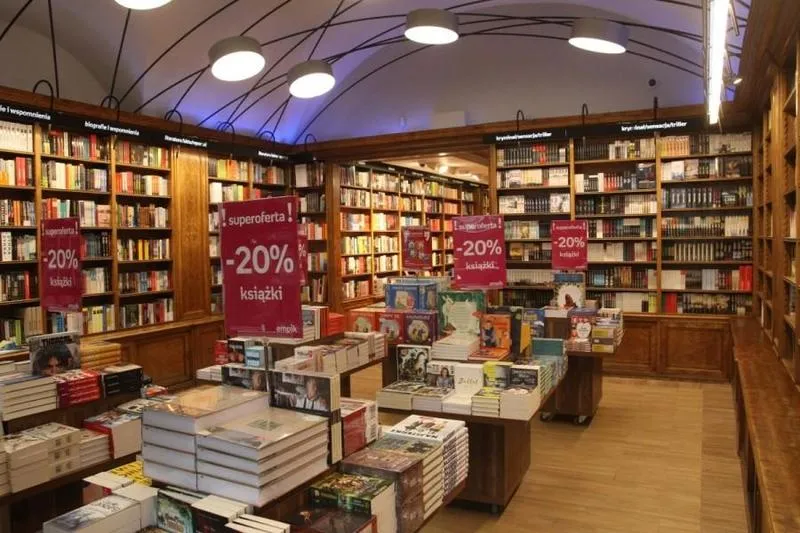 Opiekowanie się kotami w księgarni